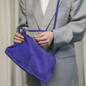 Tasje van knalpaars suede leer, handgemaakt.